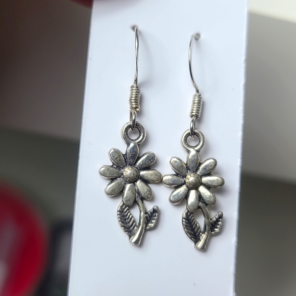 Silver Tone Small Fliwer Vintage Drop Earrings - Picture 1 of 11